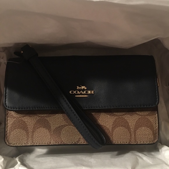 SALE!! Coach Wristlet comes in original box - Picture 6 of 16